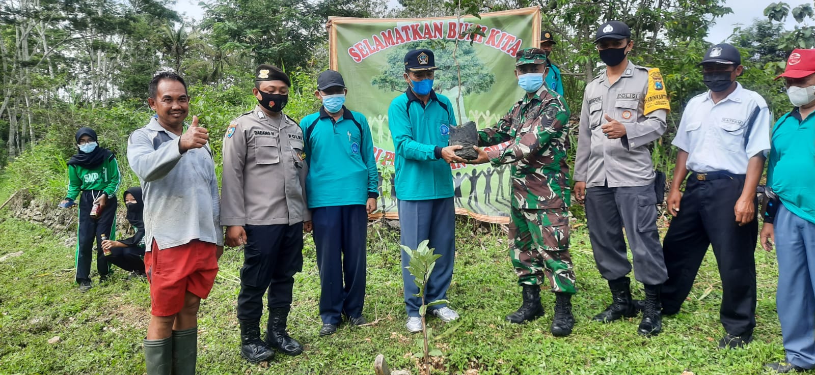 PENANAMAN POHON SEBAGAI UPAYA PELESTARIAN LINGKUNGAN TERASIRING PENANAMAN POHON SEBAGAI UPAYA PELESTARIAN LINGKUNGAN TERASIRING