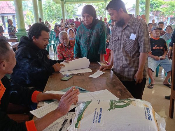 PENYALURAN BANSOS BULOG DESA BINANGUN KECAMATAN BINANGUN KABUPATEN BLITAR