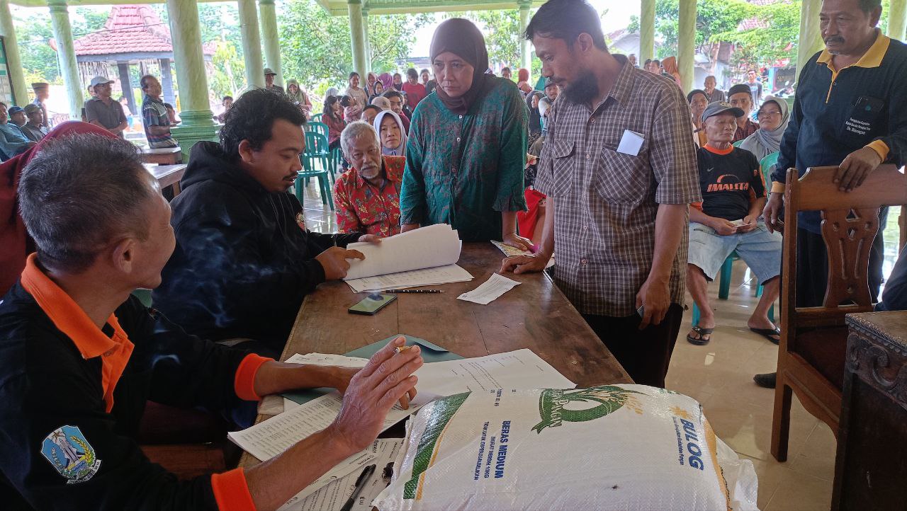 PENYALURAN BANSOS BULOG DESA BINANGUN KECAMATAN BINANGUN KABUPATEN BLITAR PENYALURAN BANSOS BULOG DESA BINANGUN KECAMATAN BINANGUN KABUPATEN BLITAR