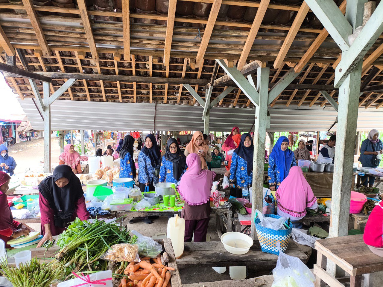 ANGGOTA KORPRI BELANJA KE PASAR RAKYAT DALAM RANGKA HUT KE-53 KORPRI TAHUN 2024