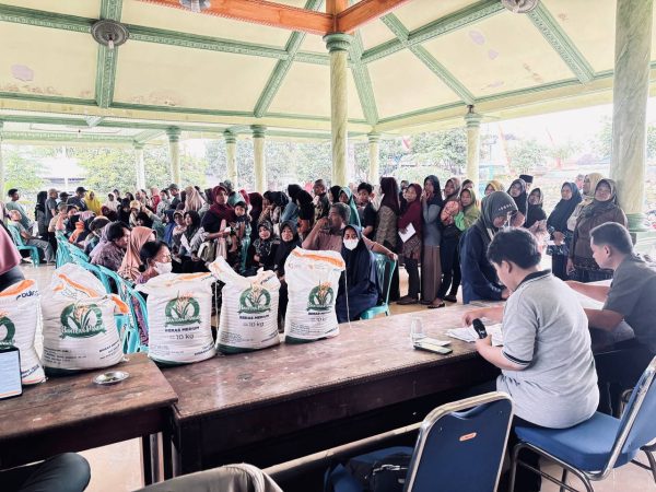 "BULOG SALURKAN BANTUAN BERAS 20 KG UNTUK WARGA DESA BINANGUN, BLITAR – PROGRAM BAPANAS JUNI–JULI 2025"