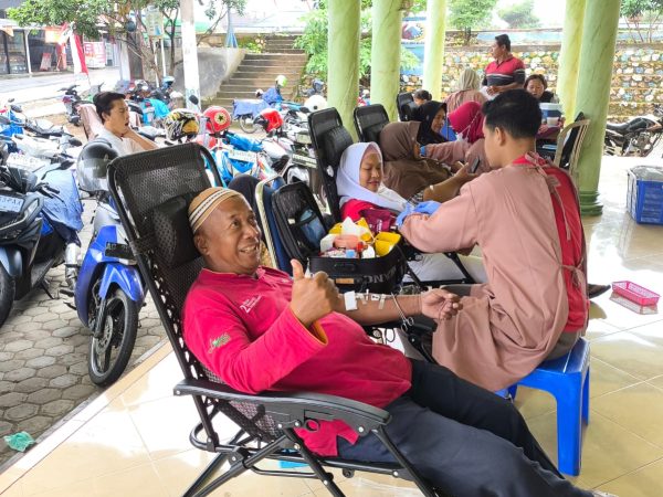 KEGIATAN DONOR DARAH DI BALAI DESA BINANGUN