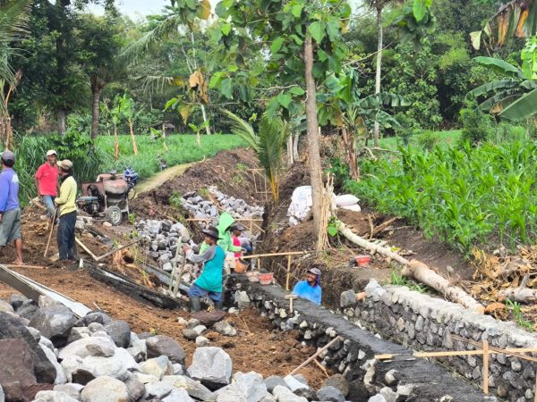 Pembangunan Tembok Penahan Tanah (TPT)