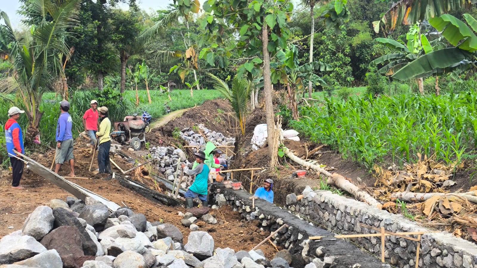Pembangunan Tembok Penahan Tanah (TPT) Pembangunan Tembok Penahan Tanah (TPT)