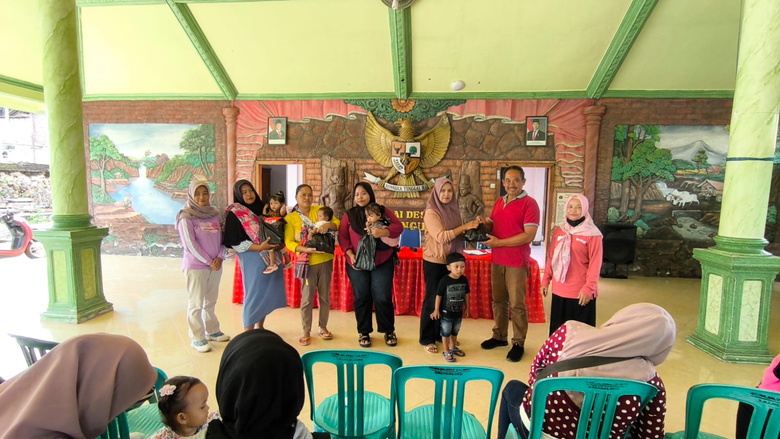 Penyaluran Bantuan PMT Balita Gizi Kurang/Stunting di Desa Binangun